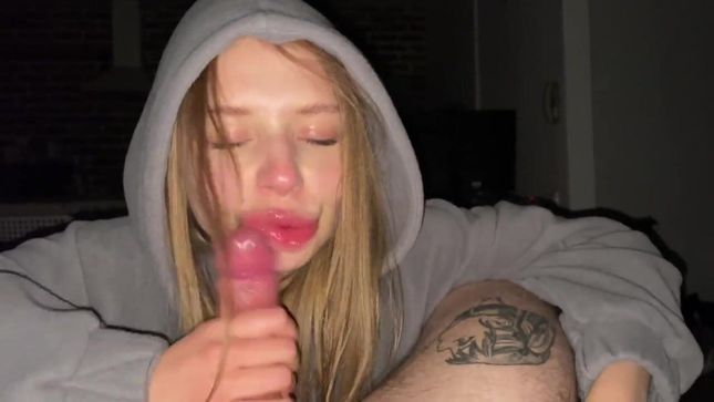 Californiababe вернулась с прогулки и отдалась в пилотку