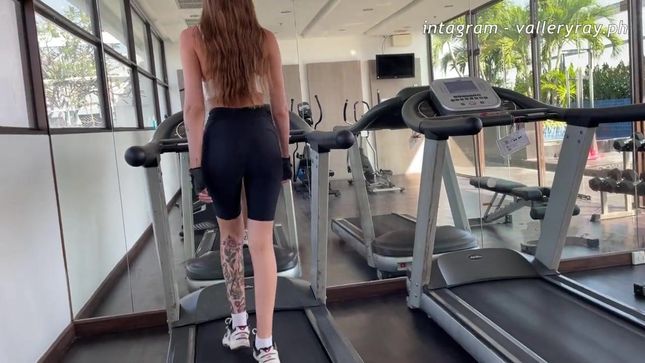 Жаркий трах с фитоняшкой в красных стрингах у туалете спортзала