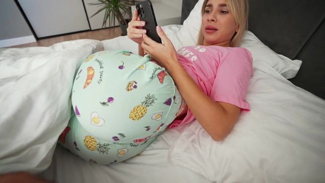 Утренний секс с красивой и жопастой сестренкой в трусиках