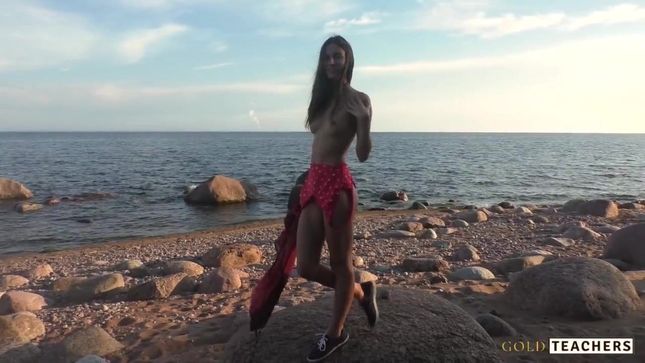 Gold Teachers на пляже замутила слюнявый отсос