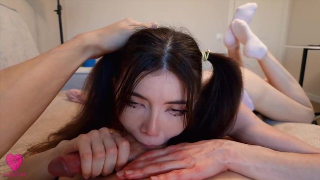 Крошка с косичками сосет член и глотает сперму