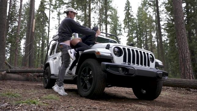 Luna Okko трахается в лесу и на капоте машины среди деревьев