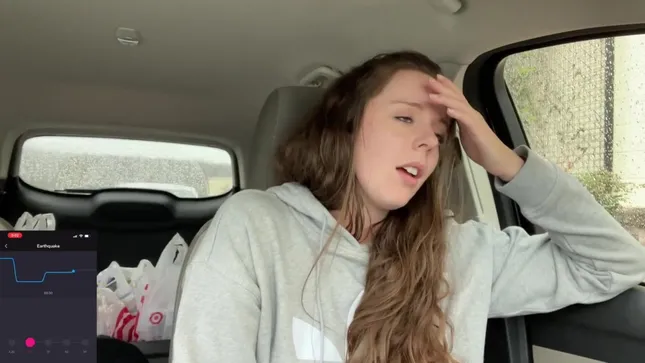 Развратница кончает от вибратора в киске прямо в машине