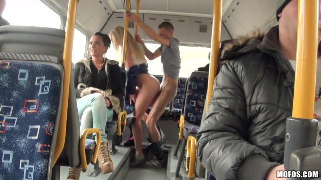 Студенты занимается сексом в автобусе